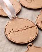 Personalisierte Weihnachtskugel aus Holz | Graviertes Namensschild