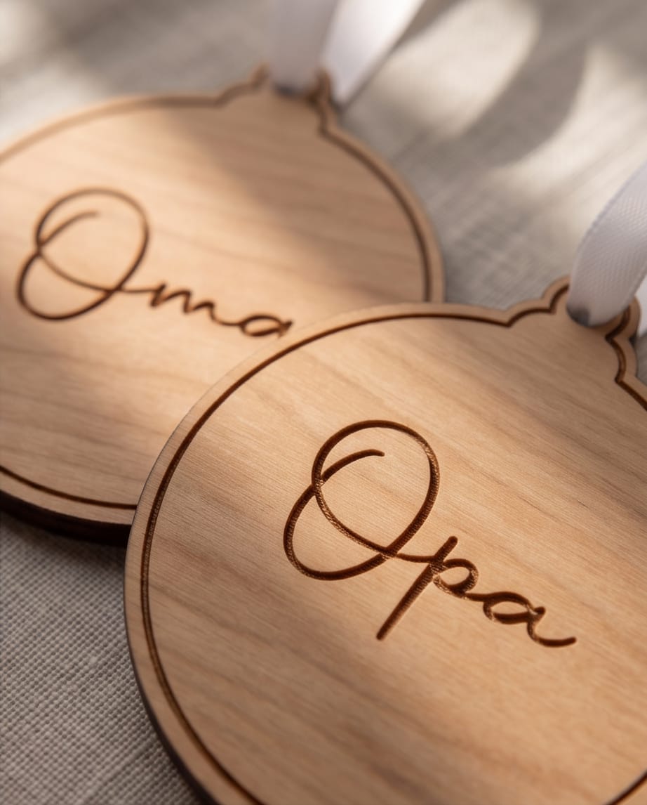 Personalisierte Weihnachtskugel aus Holz | Graviertes Namensschild