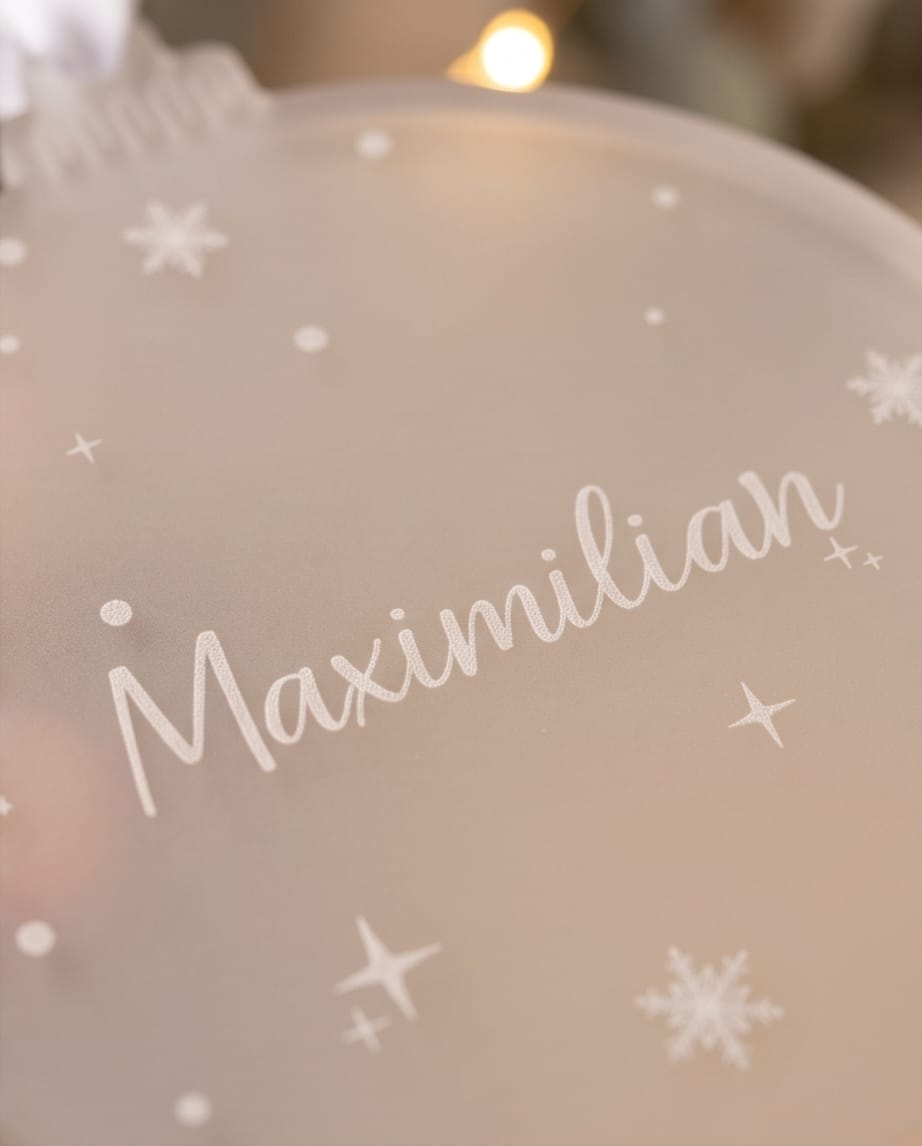 Personalisierte Weihnachtskugel aus Frost-Acryl | Graviertes Namensschild
