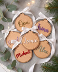 Personalisierte Weihnachtskugel aus Holz | 3D-Acryl Namensschild in Wunschfarbe