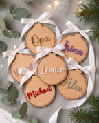 Personalisierte Weihnachtskugel aus Holz | 3D-Acryl Namensschild in Wunschfarbe