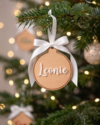 Personalisierte Weihnachtskugel aus Holz | 3D-Acryl Namensschild in Wunschfarbe