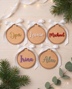 Personalisierte Weihnachtskugel aus Holz | 3D-Acryl Namensschild in Wunschfarbe