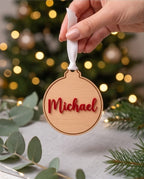 Personalisierte Weihnachtskugel aus Holz | 3D-Acryl Namensschild in Wunschfarbe