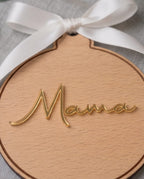 Personalisierte Weihnachtskugel aus Holz | 3D-Acryl Namensschild in Wunschfarbe